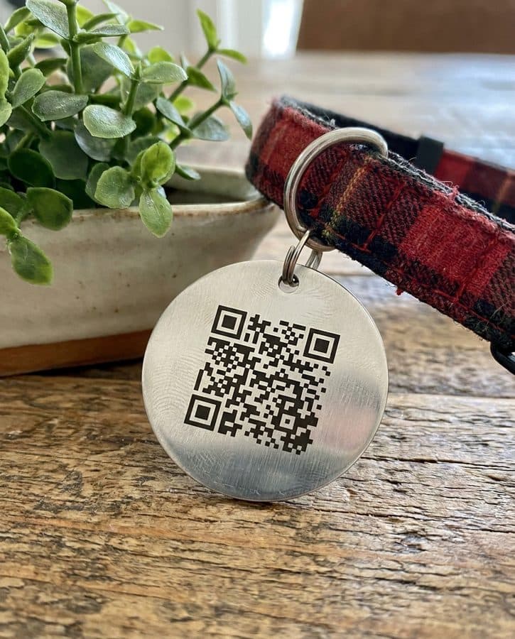 Placa QR grabada en acero inoxidable, de cerca
